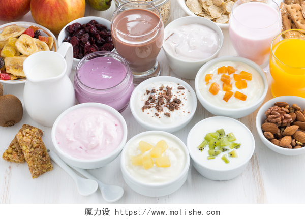 各种新鲜水果酸奶早餐新鲜水果拼盘的酸奶和早餐成分
